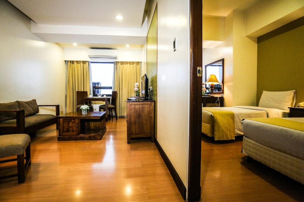 The Malayan Plaza Hotel Pasig City Exterior photo