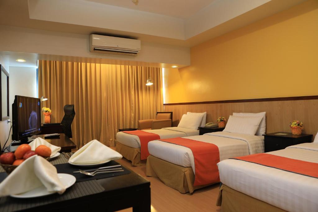 The Malayan Plaza Hotel Pasig City Exterior photo