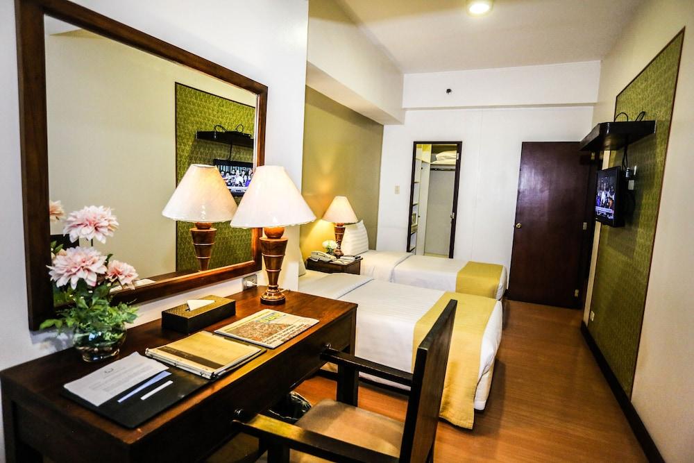 The Malayan Plaza Hotel Pasig City Exterior photo