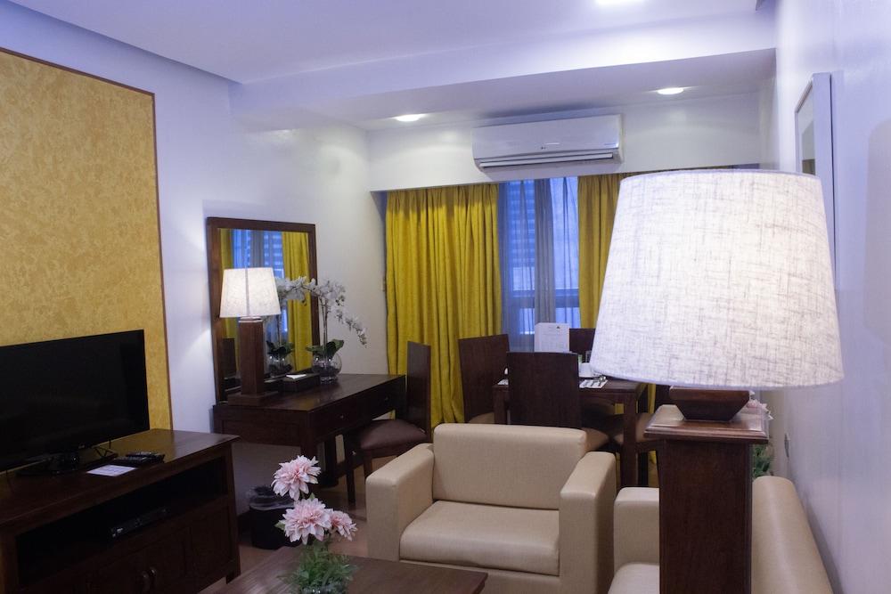 The Malayan Plaza Hotel Pasig City Exterior photo