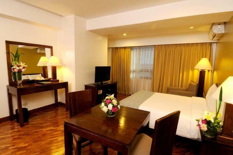 The Malayan Plaza Hotel Pasig City Exterior photo